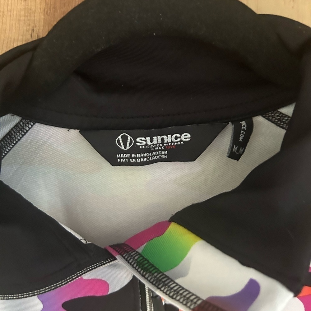 Sunice 1/4 Zip Performance Pullover - Colorful Size Medium - Picture 5 of 6